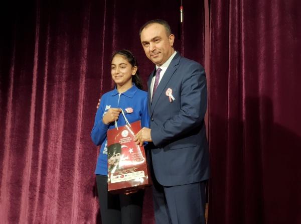 İstiklal Marşı Okuma Yarışması İlçe birincisi öğrencimiz kaymakamımızdan  ödülünü aldı.